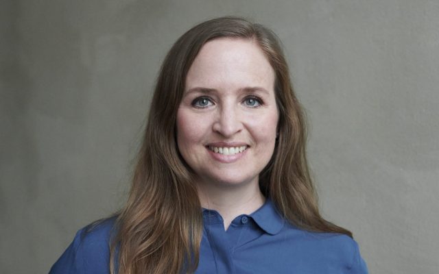 Nadine Landeck, freie Texterin und Redakteurin, Porträt in blauer Bluse